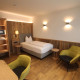 Large-Alpin-Zimmer im Hotel Bercher mit gemütlicher Einrichtung und viel Tageslicht