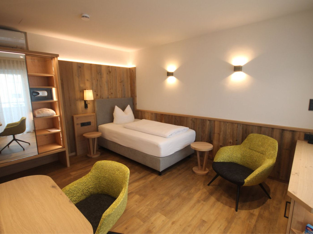 Large-Alpin-Zimmer im Hotel Bercher mit gemütlicher Einrichtung und viel Tageslicht.