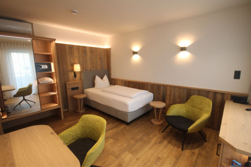 Large-Alpin-Zimmer im Hotel Bercher mit gemütlicher Einrichtung und viel Tageslicht