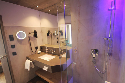 Modernes Badezimmer mit Regendusche im Hotel Bercher in Waldshut-Tiengen