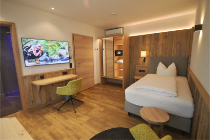 Zimmer 209 Blick zuz Schrank