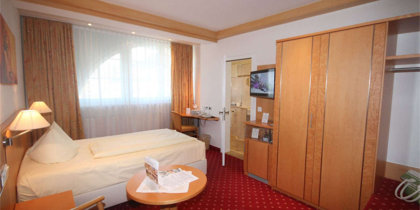 Einzelzimmer Standard mit Blick zum Fenster im Hotel Bercher.