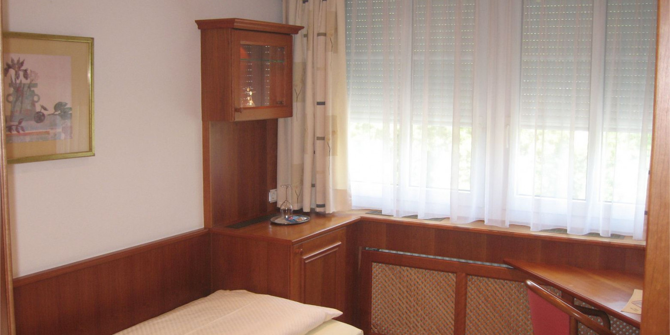 Helles Einzelzimmer Standard im Hotel Bercher.