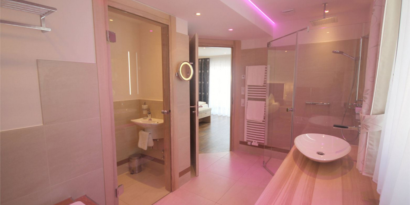 Waschtisch im Badezimmer der Fernblicksuite 401 im Hotel Bercher.