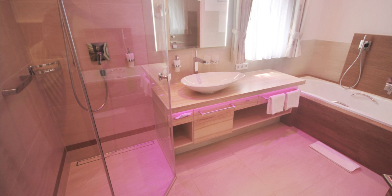 Modernes Badezimmer der Fernblicksuite 401 im Hotel Bercher.