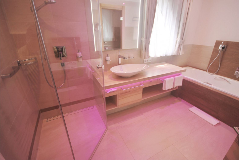 Modernes Badezimmer der Fernblicksuite 401 im Hotel Bercher.