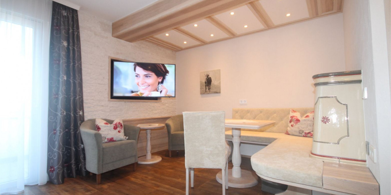 Sitzbereich mit Couch in der Fernblicksuite 401 im Hotel Bercher in Waldshut-Tiengen.