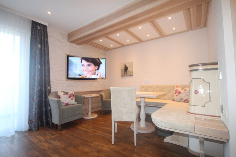 Sitzbereich mit Couch in der Fernblicksuite 401 im Hotel Bercher in Waldshut-Tiengen.