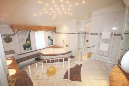 Bad Blick zur Badewanne Zimmer 307