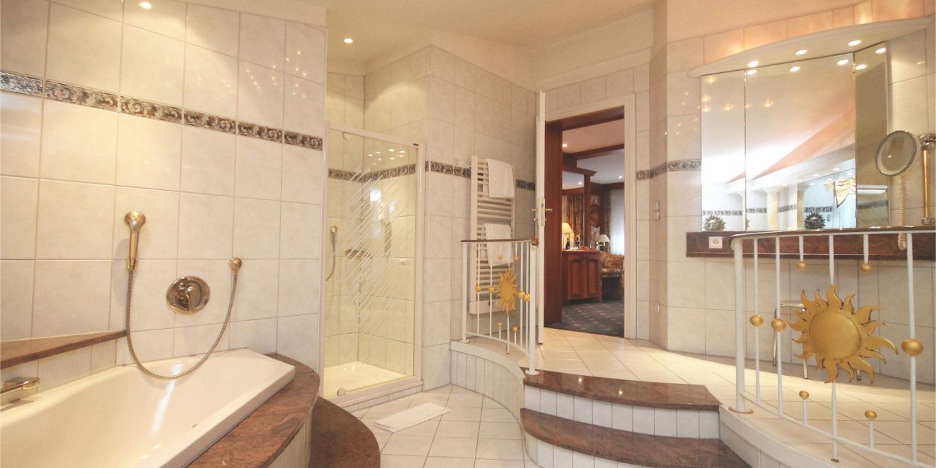 Weitere Ansicht des Badezimmers der Sonnensuite 307 im Hotel Bercher.