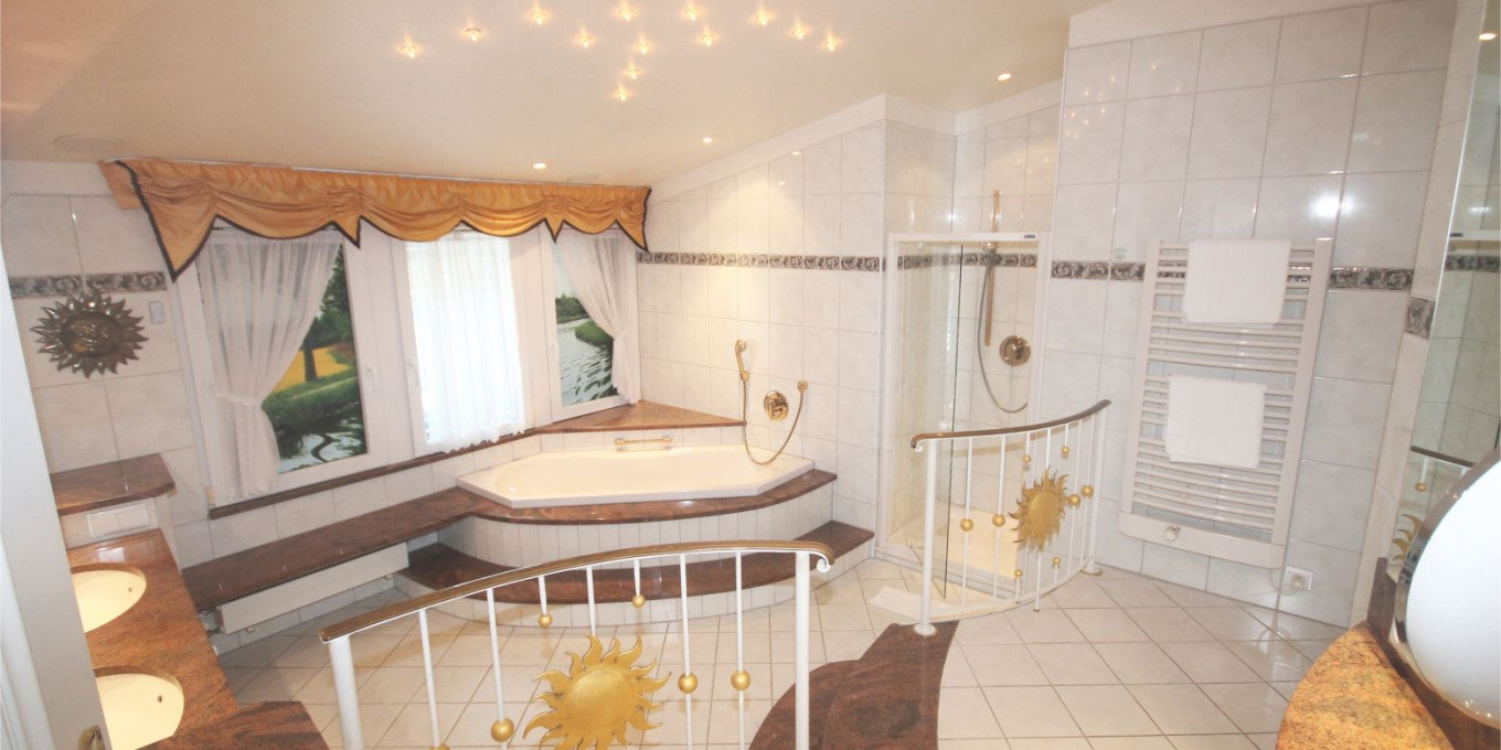 Großes Badezimmer der Sonnensuite 307 im Hotel Bercher.