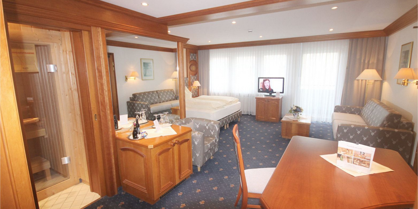 Sonnensuite 307 mit Blick auf den Wohn- und Schlafbereich im Hotel Bercher in Waldshut-Tiengen.