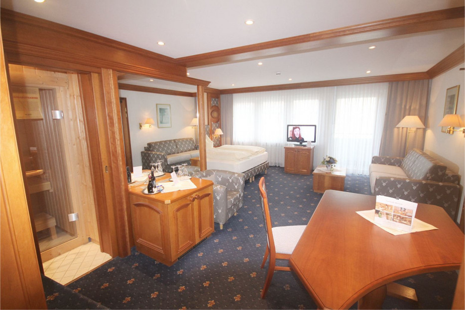 Sonnensuite 307 mit Blick auf den Wohn- und Schlafbereich im Hotel Bercher in Waldshut-Tiengen.
